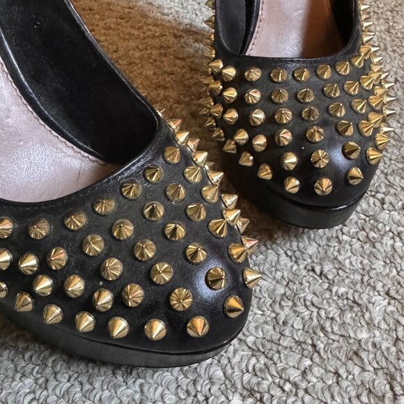 LIKE NEW Vince Camuto platform pumps "Madelyn" with gold studs, size 6.5 - Picture 2 of 4